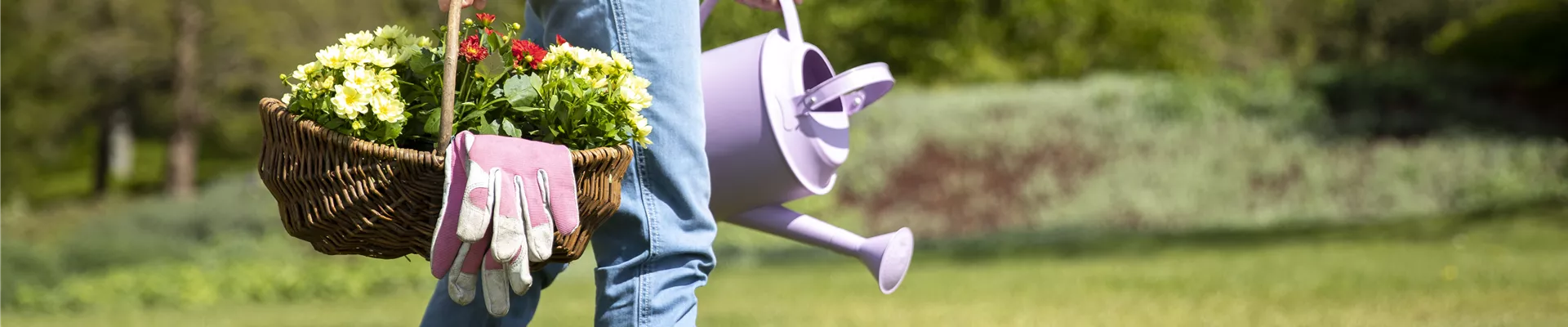 Frau bei der Gartenarbeit